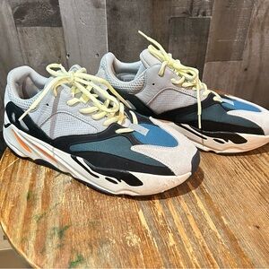 Men sneakers size -: 12
Visible wear as seen in pics